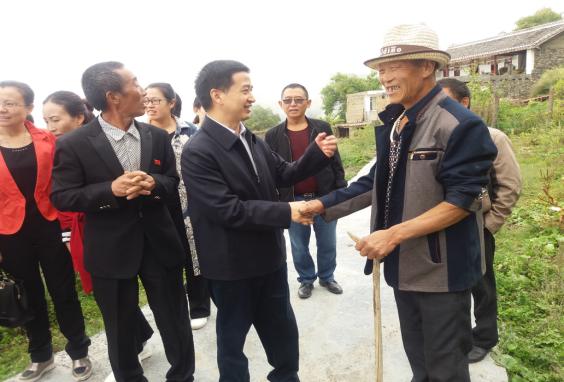 毛大付理事长在海拔3000米的金川县庆宁乡松坪村核实残疾人杨天顺“量服”精准服务落实情况