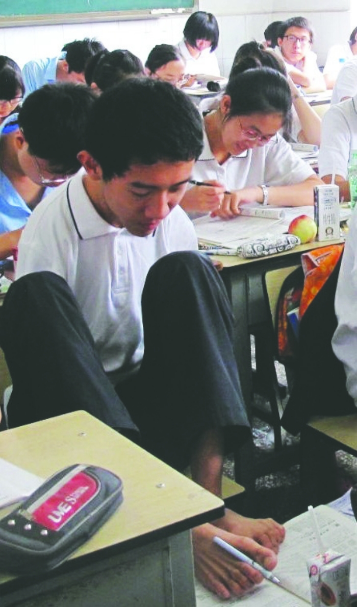 攀枝花无臂考生彭超在教室里复习