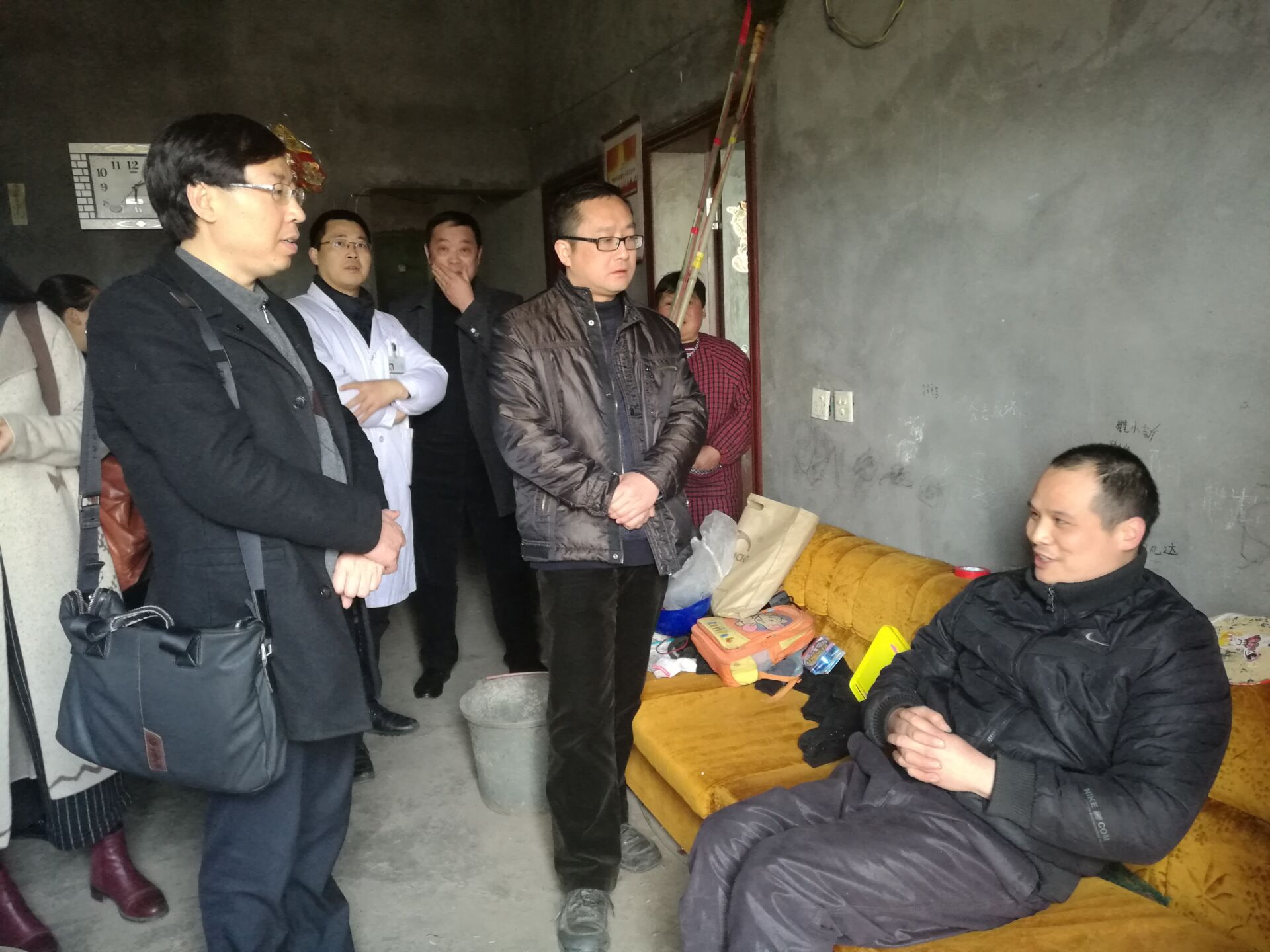 图一 梁书记与王洪亲切交谈