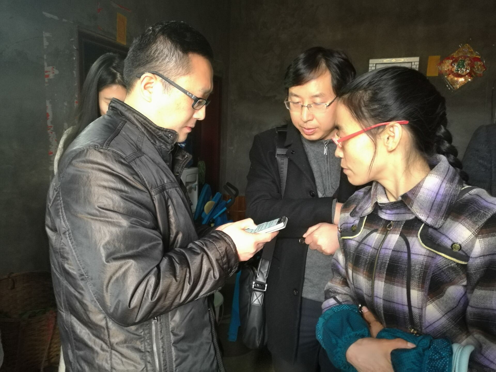 在智慧量服手机app中查看王洪信息