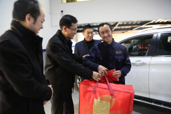 杨志远慰问在福利企业就业的残疾人