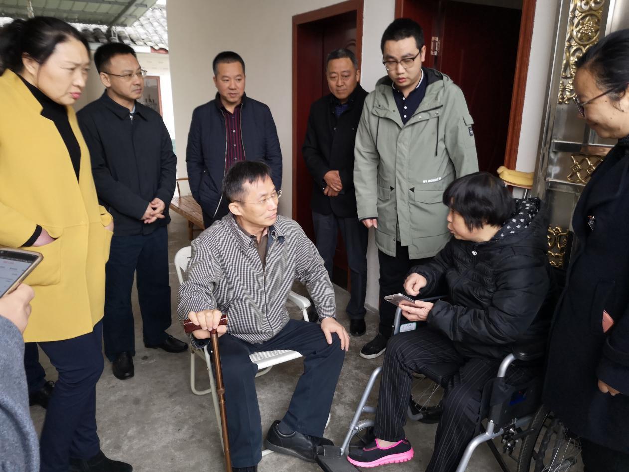 广东省残联张永安理事长一行在残疾人赵增蓉家中了解“量服”APP的使用情况