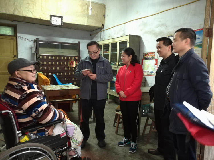 梁峰同志到通川区残疾人家中了解“量服”开展情况