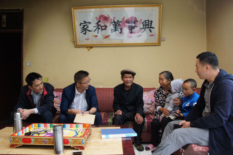 黄卫德同志（左二）在建档立卡贫困残疾人苟光才（左三）家中调研慰问