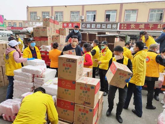 图片：中国狮子联会四川代表处捐赠湖北省残疾人生活物资装箱装运现场