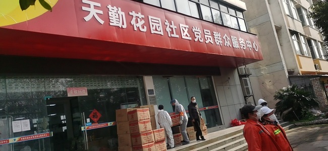 图片：湖北省残联党组成员、副理事长毛建东接受四川代表处捐赠残疾人生活物资