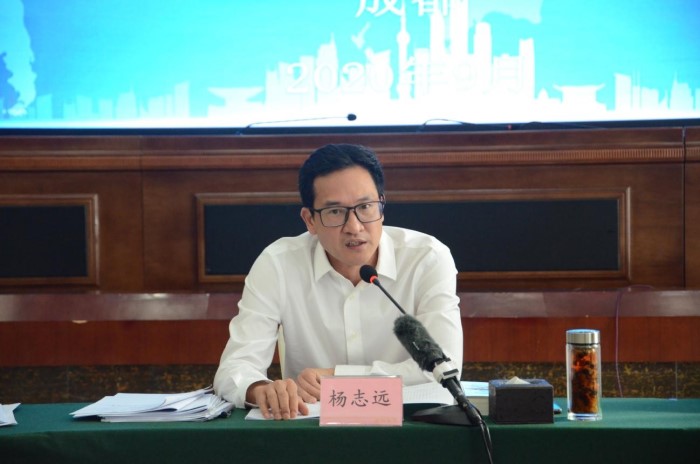 图为：省残联党组书记、理事长杨志远作专题辅导
