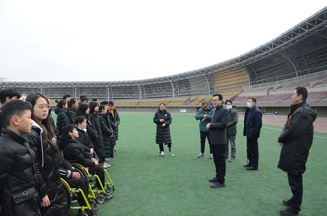 图3：杨志远同志与运动员集中交流