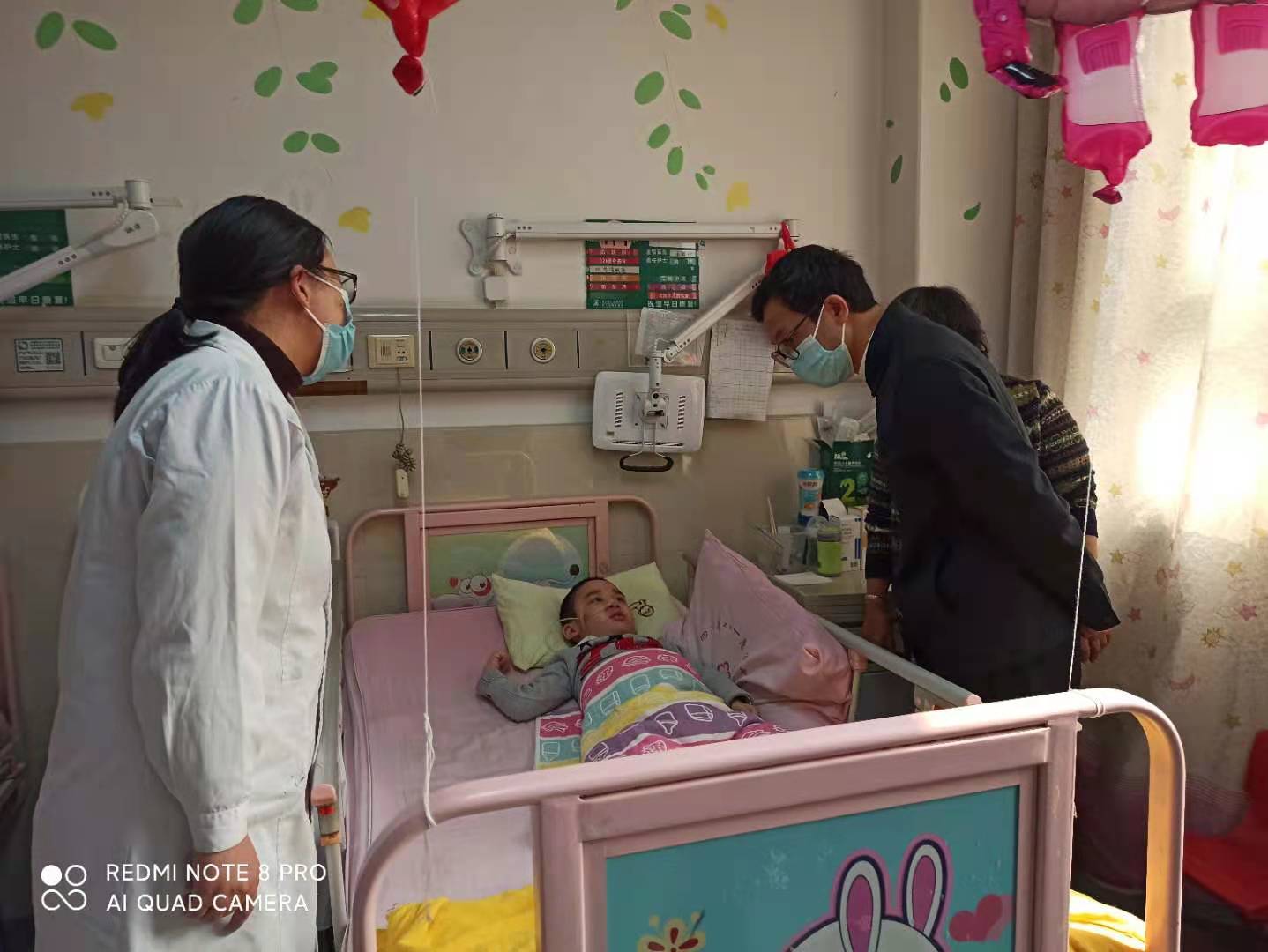 图片：杨志远在儿童康复一科了解孩子病情