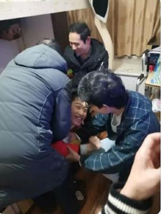图二：省残联机关干部深入残疾人家庭开展志愿服务活动