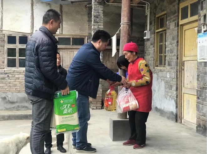 图三：省残联机关干部深入残疾人家庭开展志愿服务活动