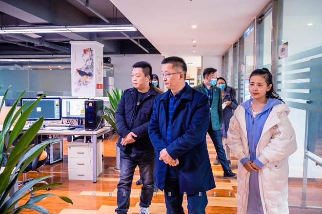 图1：黄卫德到成都市武侯区调研残疾人就业创业工作