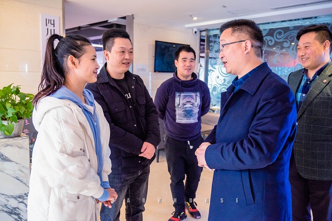 图2：黄卫德到成都市武侯区调研残疾人就业创业工作