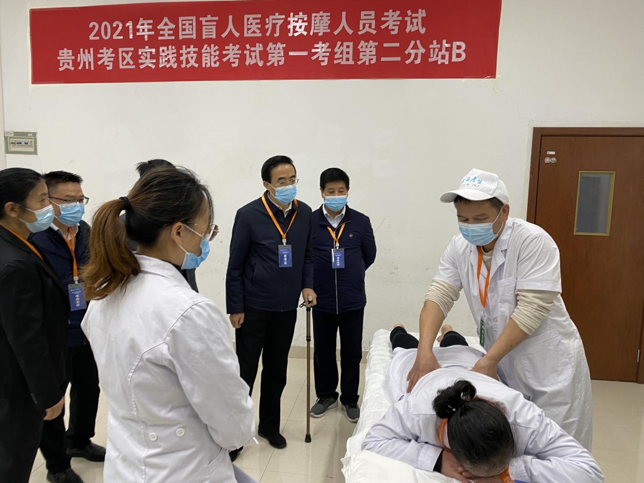 图：中国残联副理事长程凯到现场对考试情况进行巡查