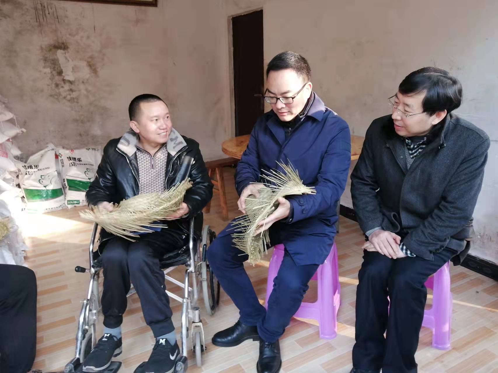 图：冯金伟副理事长入户开展“温暖万家行”走访慰问活动，并与残疾人叶利康拉家常