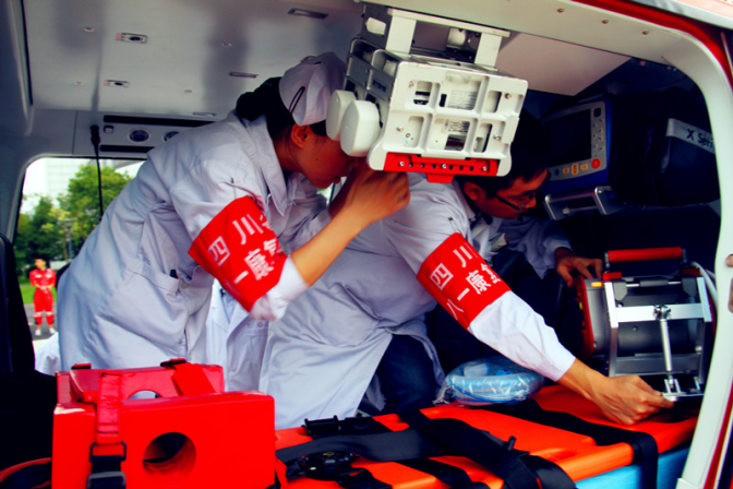 医疗救援队正在开展地震伤员搜救、紧急医疗救护、伤员转移及应急物资运输、投递等工作