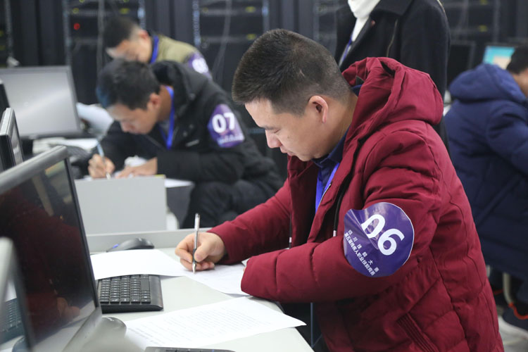广元选手薛继丹获得IT网络技术管理比赛现场