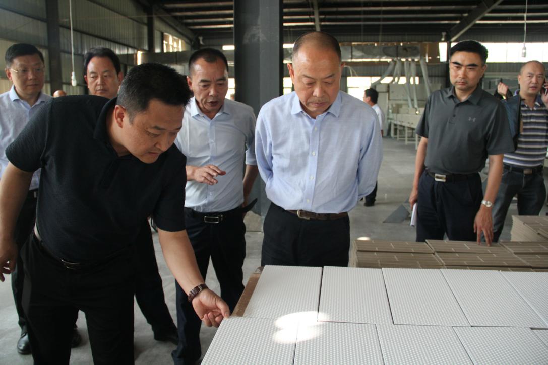 经大忠一行了解隧道反光瓷砖产品的生产情况