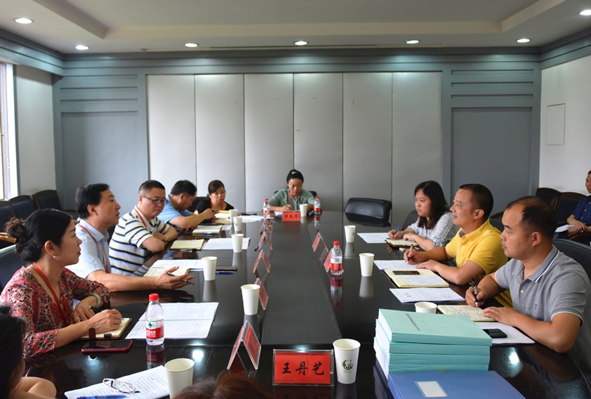 座谈会现场 听取成华区精神残疾人精准康复服务工作推进情况汇报