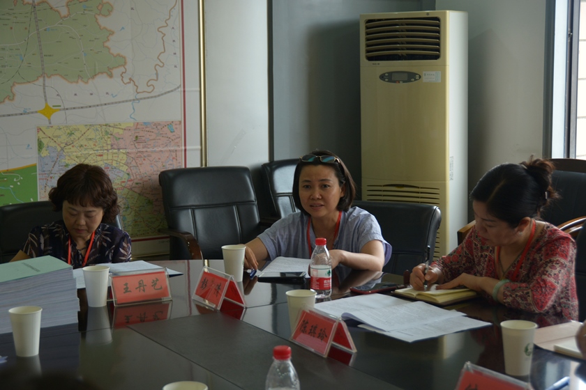 与会代表在座谈会上交流发言
