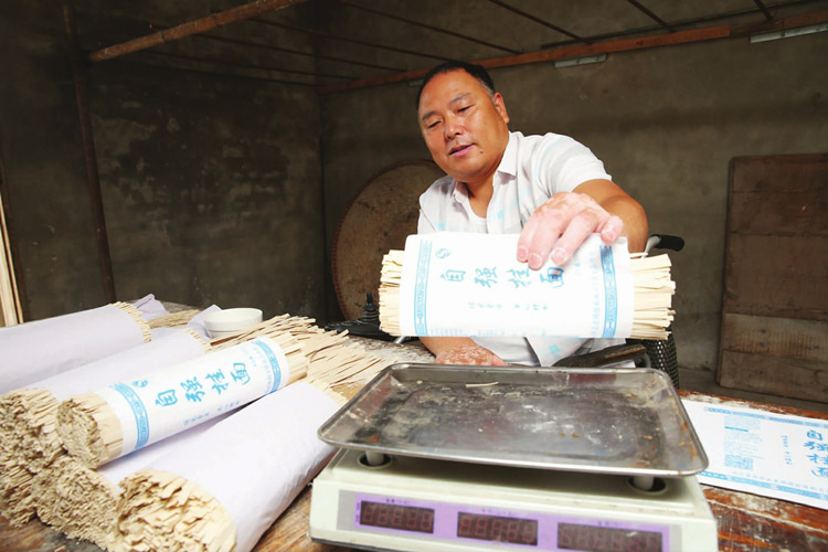 赵清武在他的面条加工房内