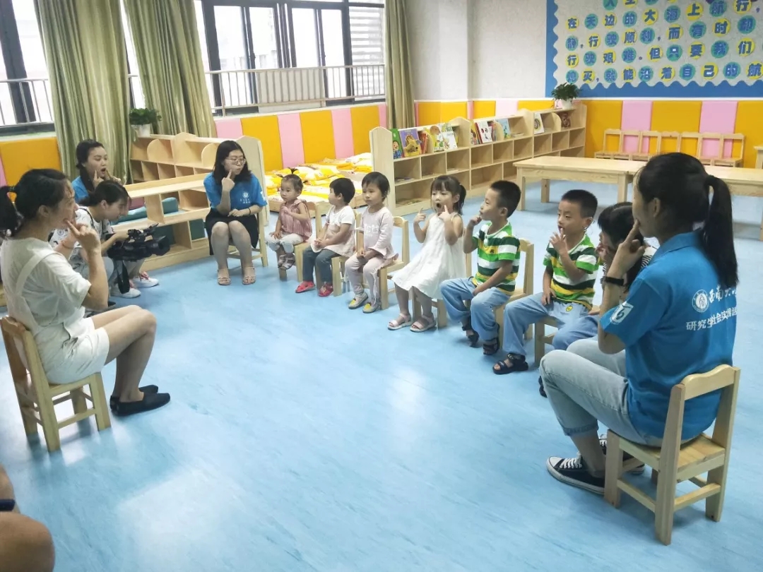来自西南大学心理学专业的实习研究生在遂宁市残疾人康复中心参与社会实践