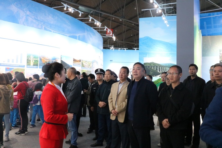 参观四川省庆祝中华人民共和国成立70周年大型成就展（图二）