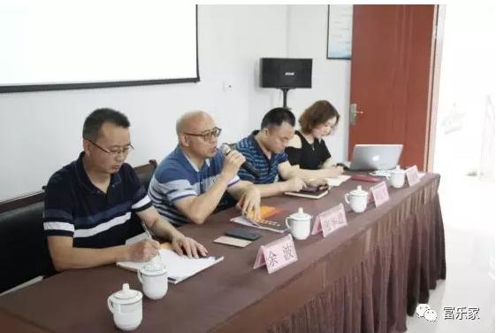 市残联党组成员、副理事长张华雄在残疾人个性化职业技能培训班上讲话