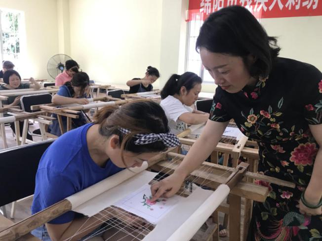 盲人保健按摩提升班、刺绣培训班现场教学图