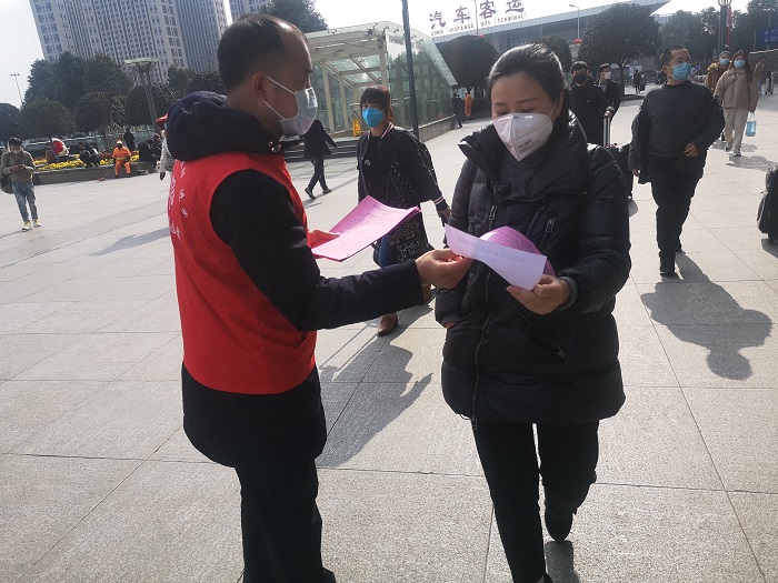 在东客站做宣传
