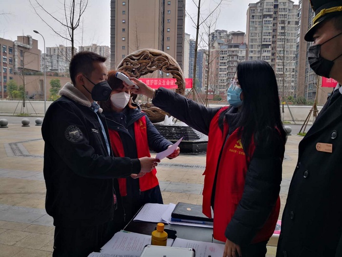 圣灯社区雍锦阁点位，为业主发放宣传资料，测量体温