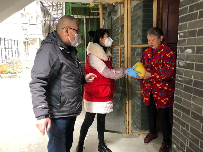 猛追湾街道培华路社区残协专委带上水果等物品慰问辖区独居残疾人