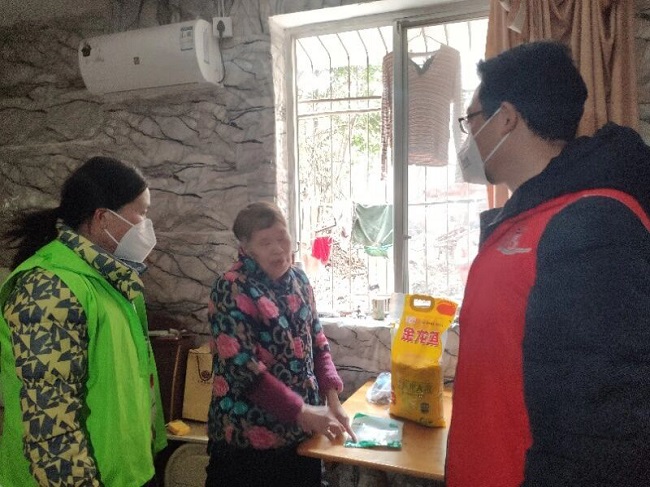 青龙街道昭青路社区残协专委为辖区独居残疾人送去疫情防护用品