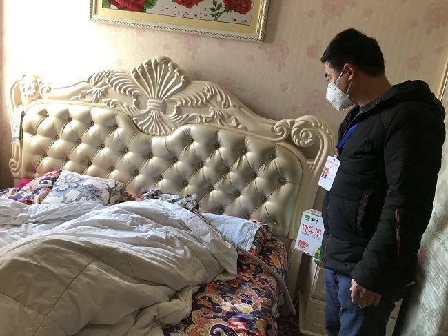 龙潭街道华泰社区居委会主任黄德清上门看望慰问辖区低保残疾人