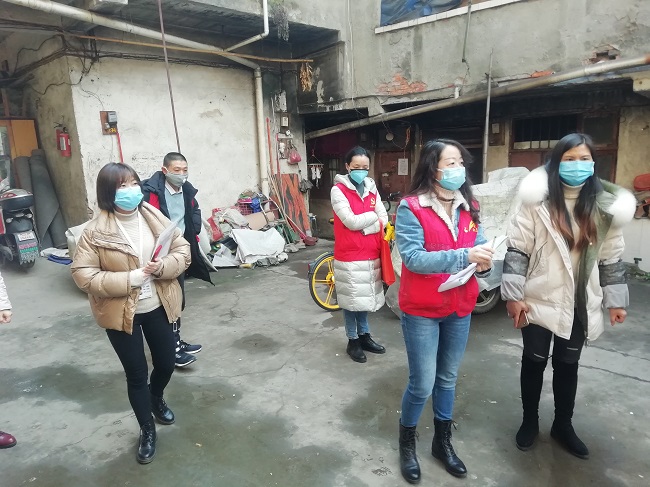 白莲池街道残联理事长金娜与专干、专委一道深入困难残疾人家中进行调查摸底