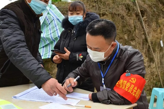 图片：富顺县古佛镇残疾党员志愿者胡启明