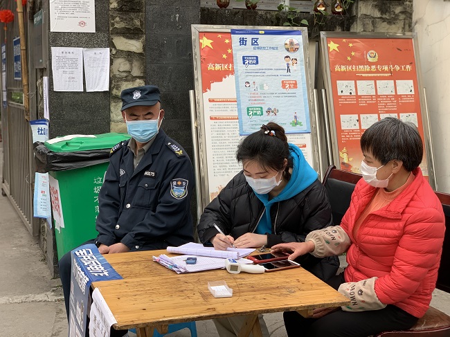 图片：自贡市残联战“疫”一线党员熊瑶，在小区点位登记外来人员、车辆信息