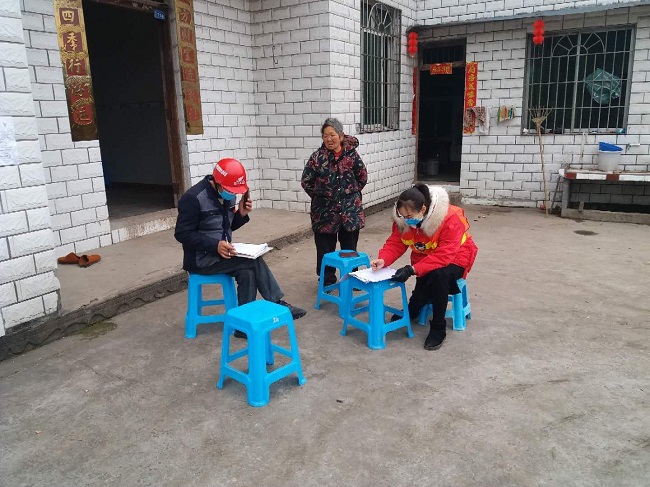 图片：入户摸排外来人员