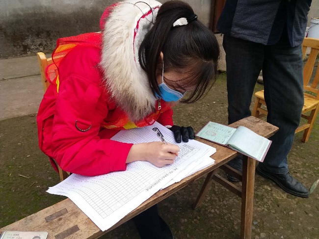 图片：入户摸排外来人员