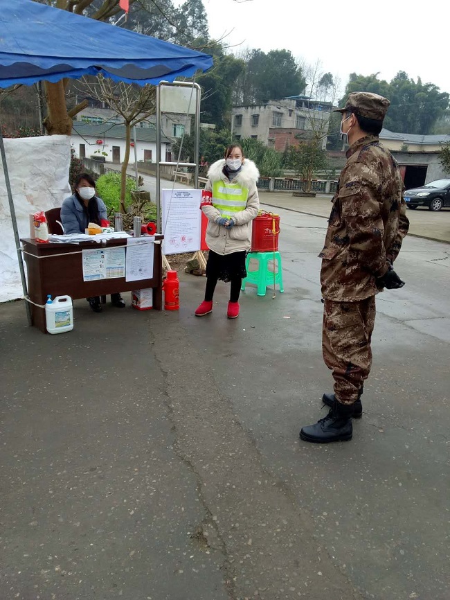 图片：赵国燕在检查点值守