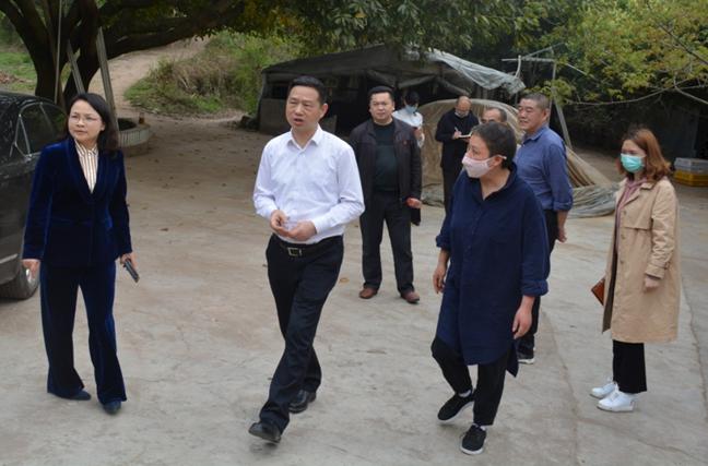 图片：李会全、樊莉君在双丰山杏花养殖农民专业合作社调研