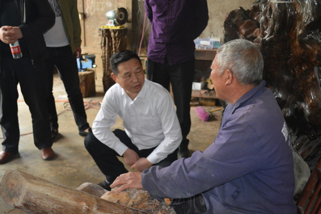 图片：李会全与残疾人孙华林交谈