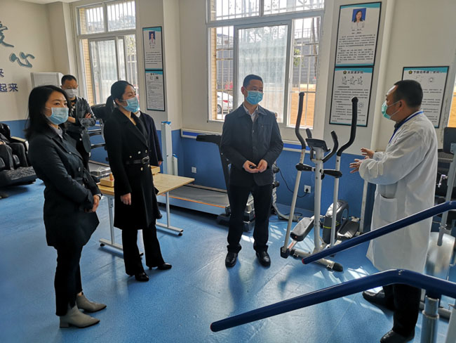 图片：在沙溪社区残疾人康复站调研