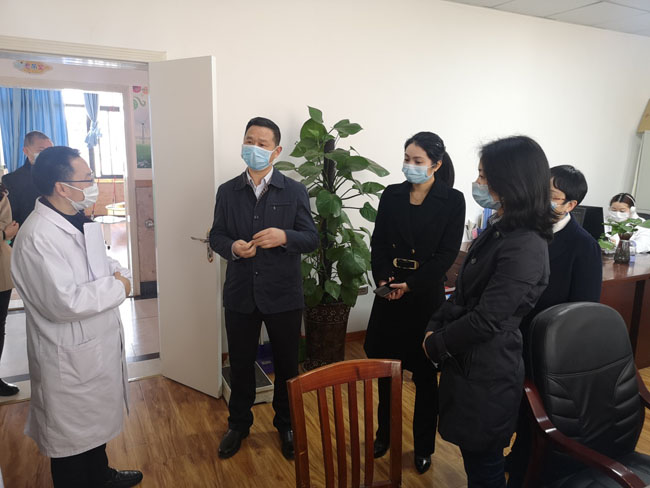 图片：在阆中市郎家拐社区脑瘫儿童康复中心调研