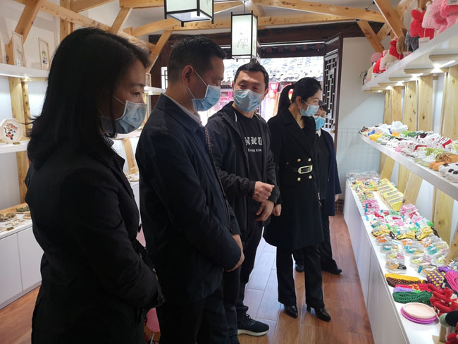 图片：在古城北街善艺工坊的残疾人文创产品展销中心调研