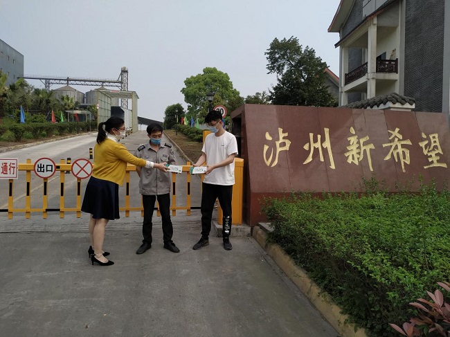 图片：龙马潭区残联理事长刘正春为企业捐赠口罩