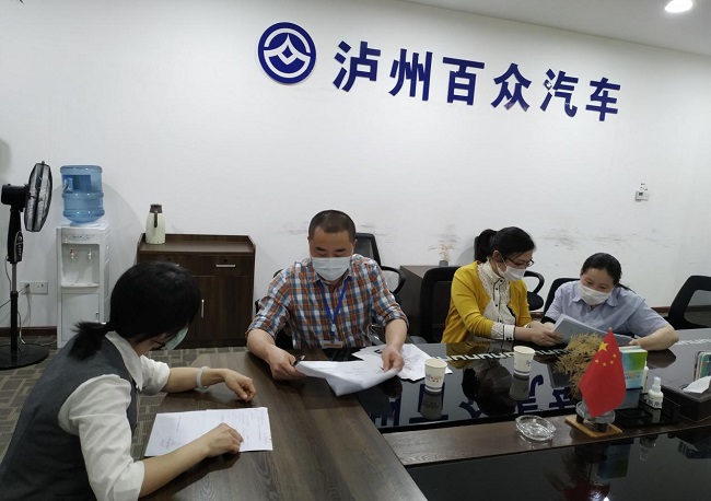 图片：龙马潭区残联理事长刘正春核查企业安置残疾职工资料