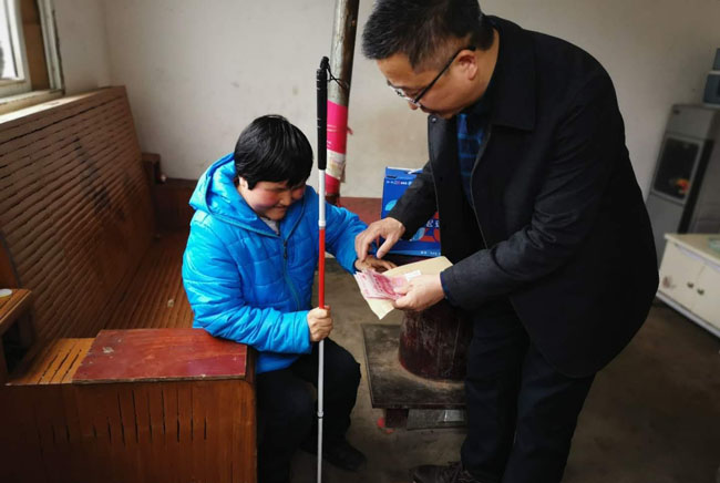 图片：为贫困残疾人发放慰问金