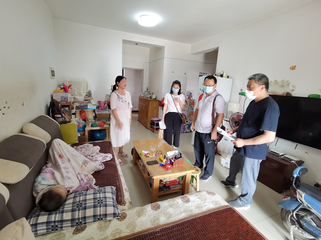 区残疾人综合服务中心主任甘全上门看望慰问困难残疾人并为其赠送“智能定位终端”