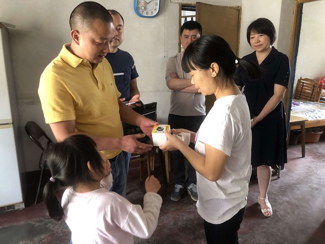 区残联党组成员、副理事长严旭松走访慰问困难残疾人并为其赠送“智能定位终端”